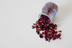 Uses of dried rose petals for skin